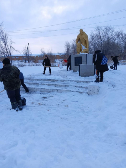 27 января, по инициативе Совета Первых, ребята Полуямской школы вышли на очистку памятников..